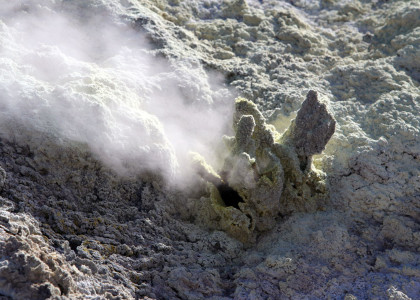 active_volcano_white_island_fumarole