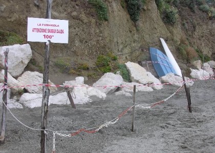 le-fumarole-smoking-sand